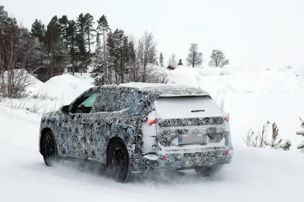 El BMW iX1 2027 de la 'Neue Klasse', cada vez más cerca 2 Motor16 BMW iX1 2027 nieve 14 Motor16