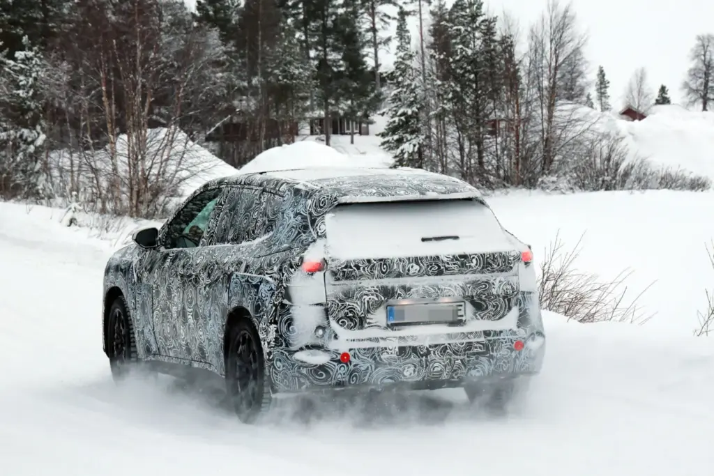 El BMW iX1 2027 de la 'Neue Klasse', cada vez más cerca 16 Motor16 BMW iX1 2027 nieve 15 Motor16