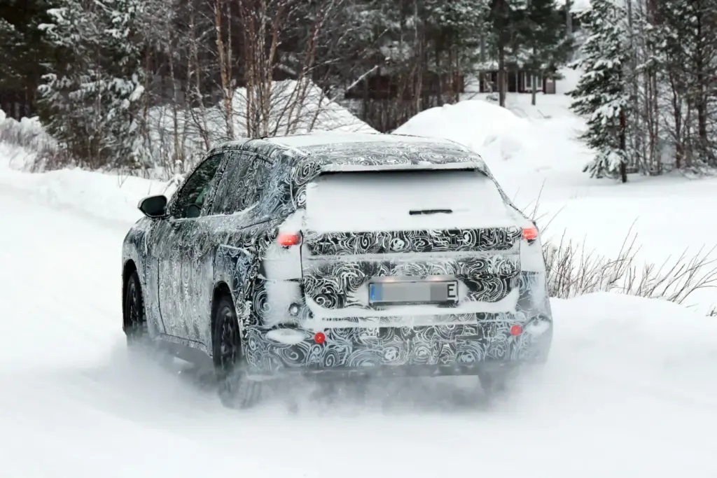 El BMW iX1 2027 de la 'Neue Klasse', cada vez más cerca 17 Motor16 BMW iX1 2027 nieve 16 Motor16