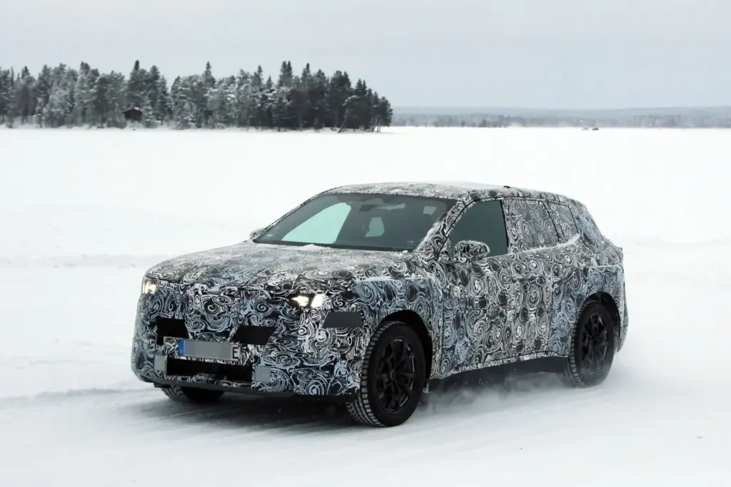 El BMW iX1 2027 de la 'Neue Klasse', cada vez más cerca 6 Motor16 BMW iX1 2027 nieve 4 Motor16