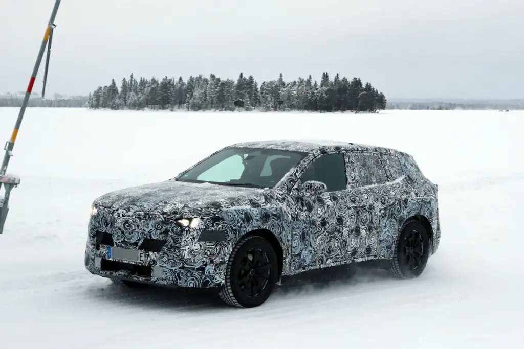 El BMW iX1 2027 de la 'Neue Klasse', cada vez más cerca 7 Motor16 BMW iX1 2027 nieve 5 Motor16