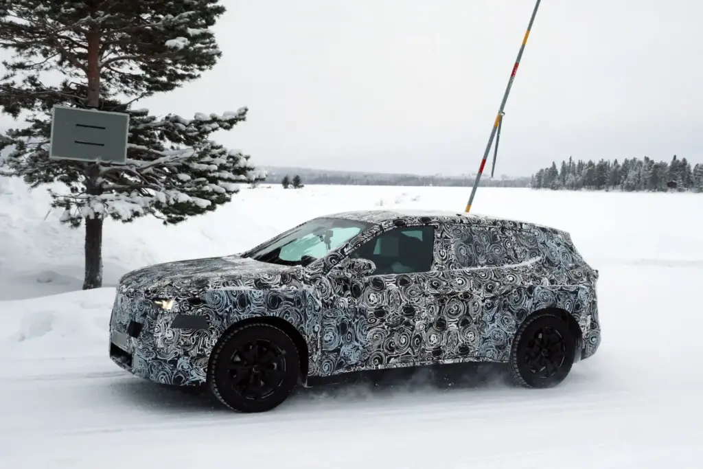 El BMW iX1 2027 de la 'Neue Klasse', cada vez más cerca 9 Motor16 BMW iX1 2027 nieve 7 Motor16