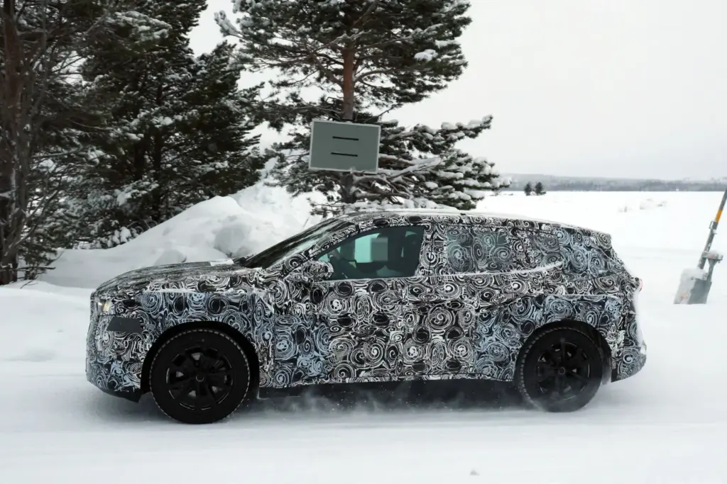 El BMW iX1 2027 de la 'Neue Klasse', cada vez más cerca 10 Motor16 BMW iX1 2027 nieve 8 Motor16