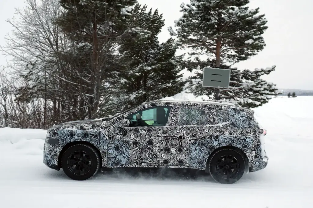 El BMW iX1 2027 de la 'Neue Klasse', cada vez más cerca 1 Motor16 BMW iX1 2027 nieve (9)