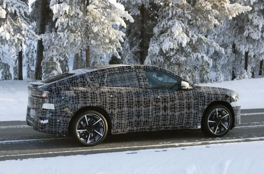 BMW iX4 2027 nieve 8 Motor16