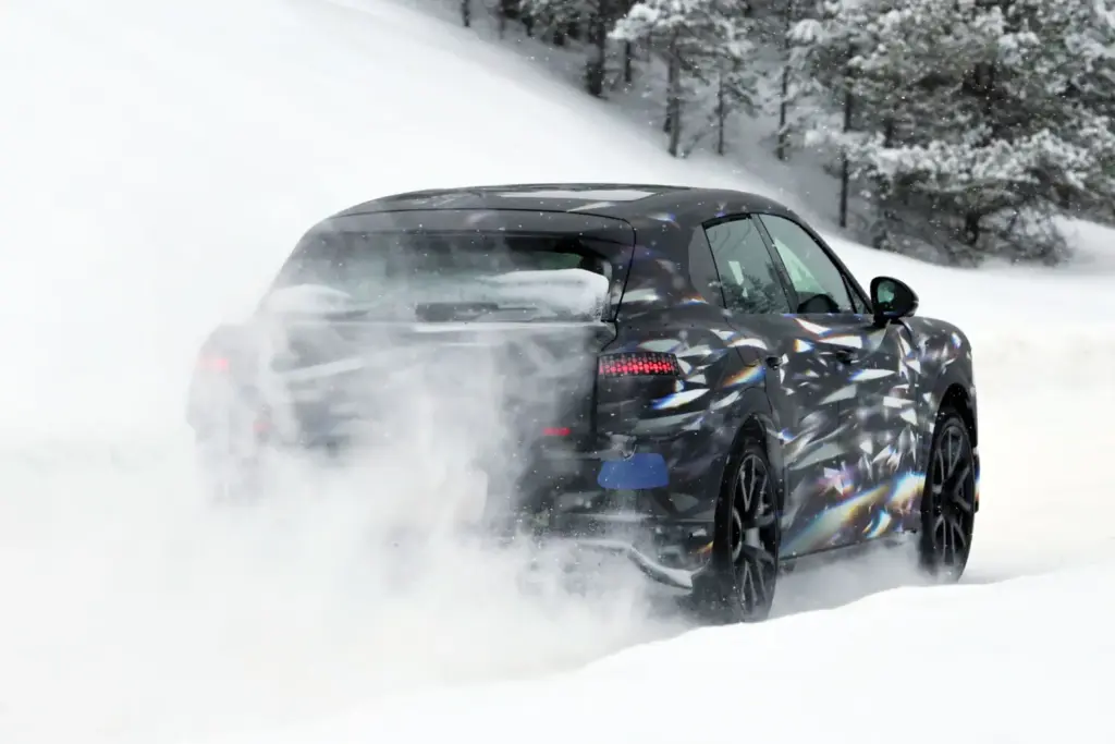 Bentley SUV electrico 2027 13 Motor16