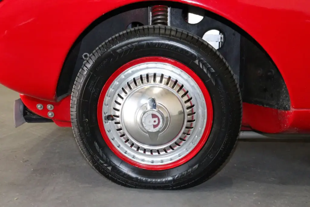 Se llama Berkeley T60 y es un clásico deportivo biplaza británico de los años 60 con motor de moto y precio de scooter