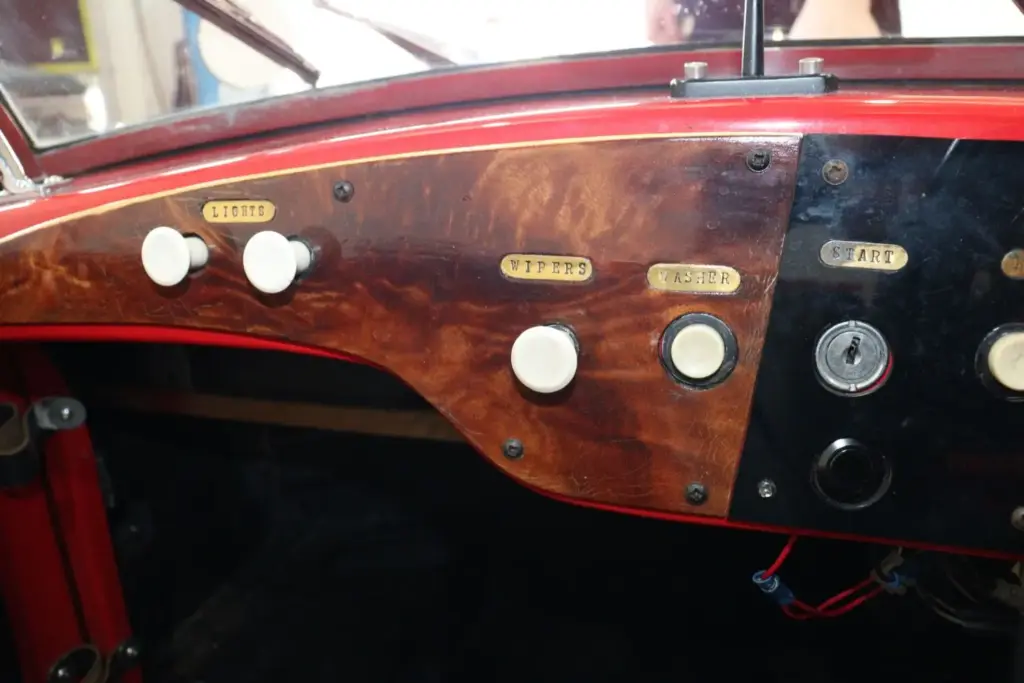 Se llama Berkeley T60 y es un clásico deportivo biplaza británico de los años 60 con motor de moto y precio de scooter