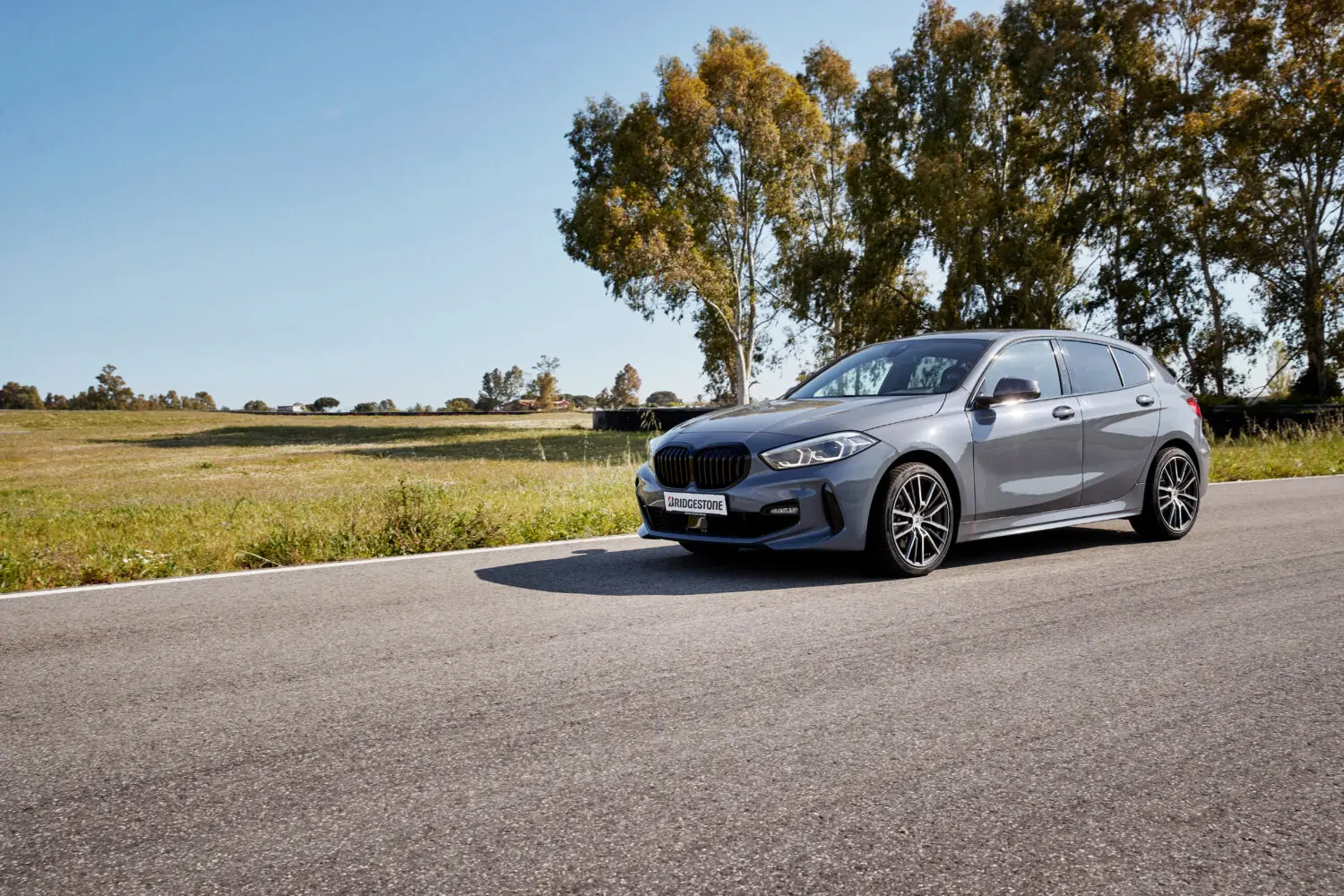 Puedes montar unos neumáticos de diferente medida y que sea legal. Bridgestone te lo explica