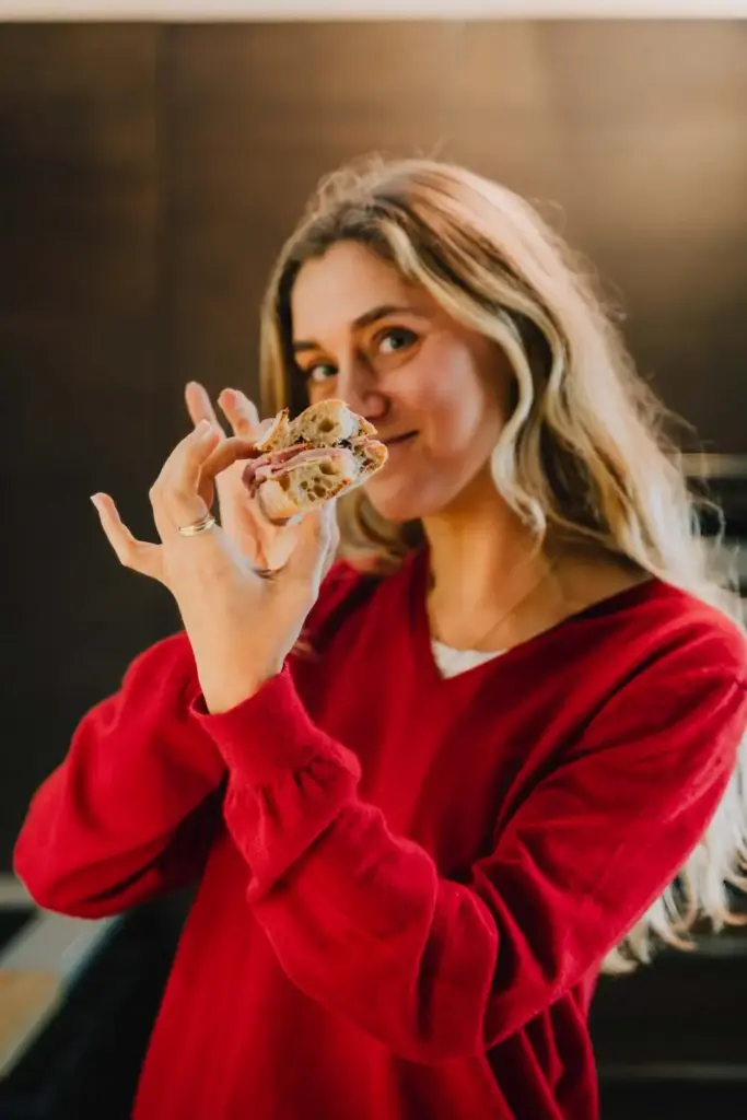 ¡Sujétame la baguette!: así es el original accesorio con el que Renault celebra el Día del Pan Francés 5 Motor16 Condiment Claire ENAULT 4 BAGUETTE DIA PAN FRANCES11 Motor16