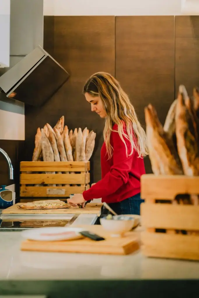 ¡Sujétame la baguette!: así es el original accesorio con el que Renault celebra el Día del Pan Francés 7 Motor16 Condiment Claire RENAULT 4 BAGUETTE DIA PAN FRANCES10 Motor16