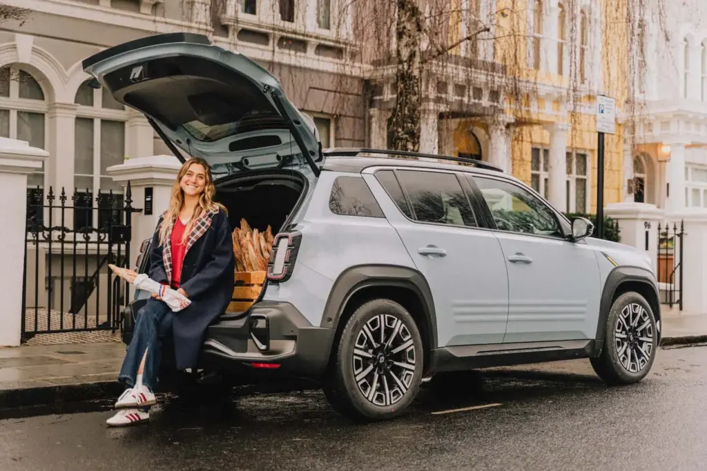 ¡Sujétame la baguette!: así es el original accesorio con el que Renault celebra el Día del Pan Francés 8 Motor16 Condiment Claire RENAULT 4 BAGUETTE DIA PAN FRANCES13 Motor16