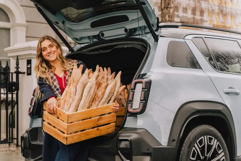 ¡Sujétame la baguette!: así es el original accesorio con el que Renault celebra el Día del Pan Francés 9 Motor16 Condiment Claire RENAULT 4 BAGUETTE DIA PAN FRANCES15 Motor16