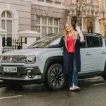 ¡Sujétame la baguette!: así es el original accesorio con el que Renault celebra el Día del Pan Francés