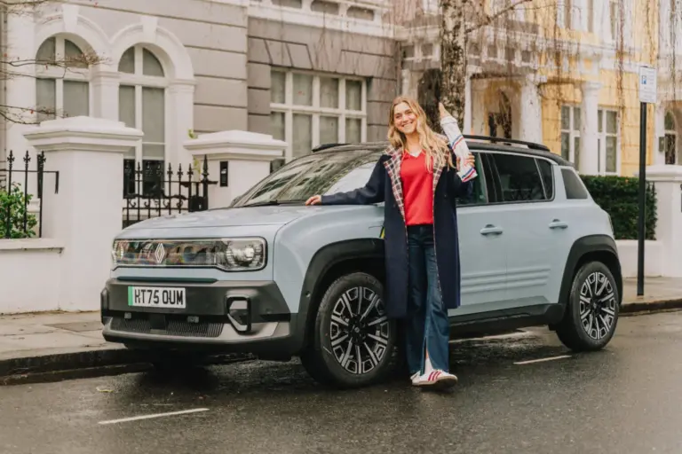 ¡Sujétame la baguette!: así es el original accesorio con el que Renault celebra el Día del Pan Francés