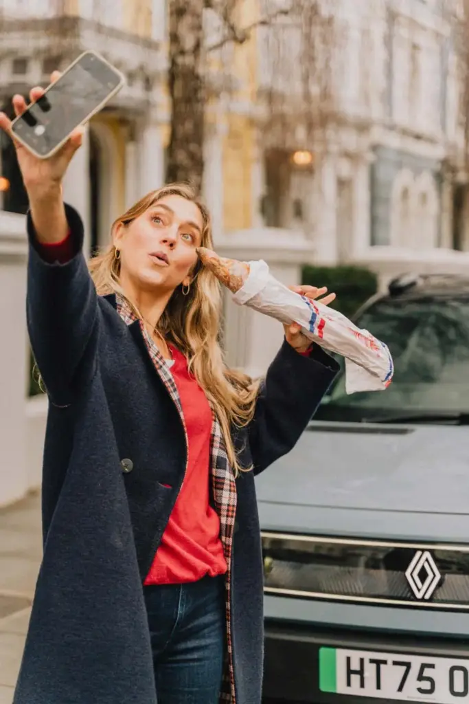 ¡Sujétame la baguette!: así es el original accesorio con el que Renault celebra el Día del Pan Francés 11 Motor16 Condiment Claire RENAULT 4 BAGUETTE DIA PAN FRANCES19 Motor16