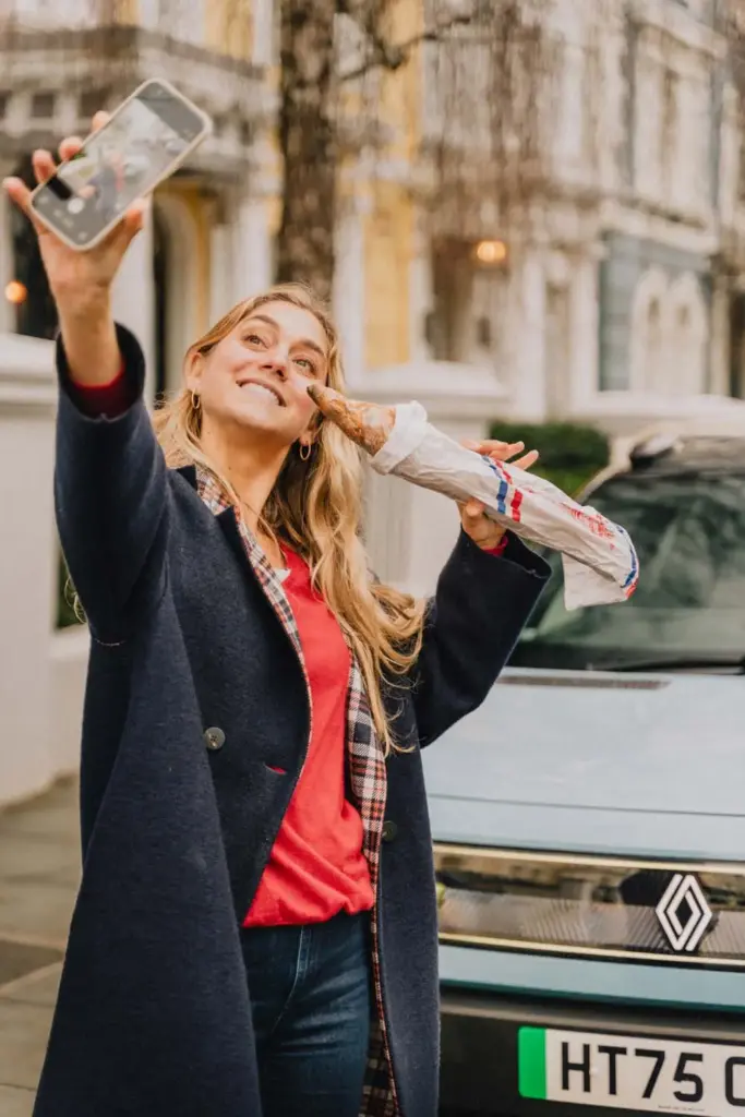 ¡Sujétame la baguette!: así es el original accesorio con el que Renault celebra el Día del Pan Francés 12 Motor16 Condiment Claire RENAULT 4 BAGUETTE DIA PAN FRANCES20 Motor16