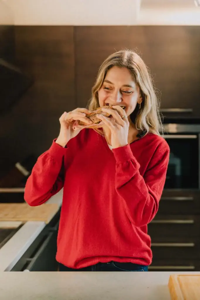 ¡Sujétame la baguette!: así es el original accesorio con el que Renault celebra el Día del Pan Francés 13 Motor16 Condiment Claire RENAULT 4 BAGUETTE DIA PAN FRANCES21 Motor16