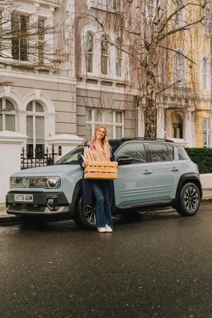 ¡Sujétame la baguette!: así es el original accesorio con el que Renault celebra el Día del Pan Francés 6 Motor16 Condiment Claire RENAULT 4 BAGUETTE DIA PAN FRANCES8 Motor16