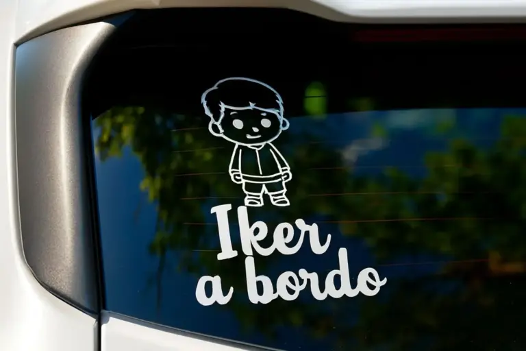 Marta (39), profesora de autoescuela: «Alucino con las pegatinas que la gente pone en sus coches. No saben el peligro que corren»