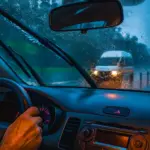 Alberto (37), profesor de autoescuela: «Si alguien conduce muy cerca de ti, este es el truco que tienes que poner en práctica»