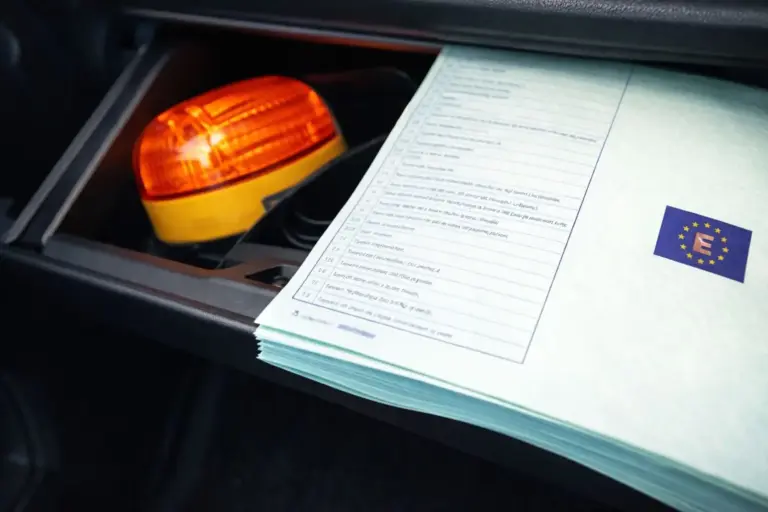 Borja (36), profesor: «No doy crédito, porque la Guardia Civil me ha multado con 500€ por llevar la baliza V16 en la guantera»