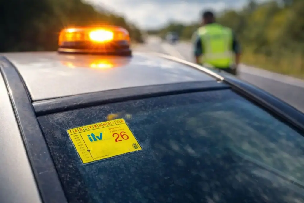 La multa de 200 euros de la DGT por no encender las luces de emergencia en una avería 1 Motor16 baliza v16 multa guardia civil