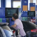 Santiago (39), economista: «Portugal ha movido ficha para aliviar el precio de la gasolina y del diésel por la guerra, pero en España no ocurrirá lo mismo»