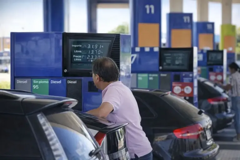 Santiago (39), economista: «Portugal ha movido ficha para aliviar el precio de la gasolina y del diésel por la guerra, pero en España no ocurrirá lo mismo»