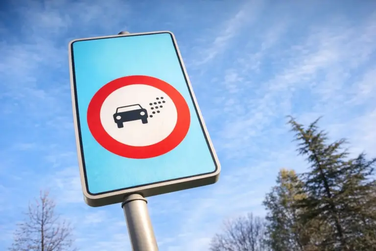 El Ayuntamiento de Madrid indigna a los conductores que han tirado su coche sin etiqueta: ahora podrían conducirlos de nuevo