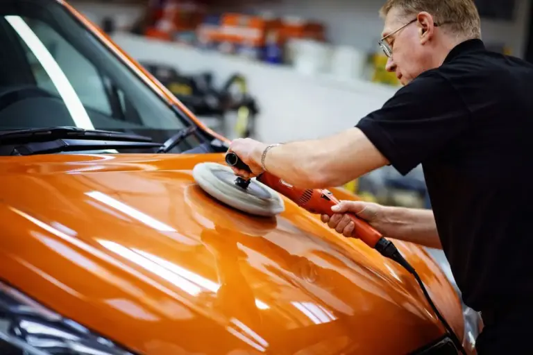 David (45), mecánico: «Este error que cometes con la carrocería de tu coche es muy común y lo deberías evitar si no quieres pasar por caja»