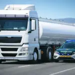 David (44), conductor de un camión cisterna: «Si el precio de la gasolina sigue así, nos va a tener que escoltar la Guardia Civil»