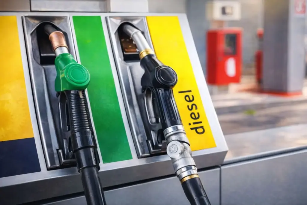 La rebaja 'limosna' que el Gobierno ha propuesto para aliviar el precio de la gasolina y del diésel por la guerra de Irán 13 Motor16 gasolina diésel hacienda