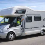 40 segundos le bastan a este Guardia Civil para explicarte cómo debes viajar en una caravana