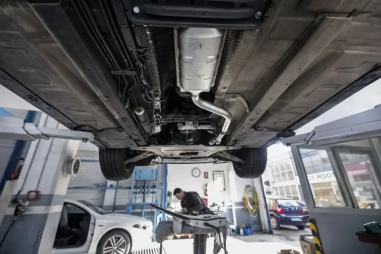 Borja (44), mecánico: «Los coches modernos tienen unas 4.000 piezas más que uno de hace 10 años. A cual más cara. Y eso tu bolsillo lo nota»