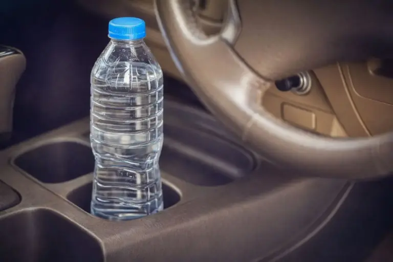 La multa que la Guardia Civil te puede poner por llevar una botella de agua en el coche: y tú pensando que era una buena idea