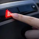 La Guardia Civil te puede multar si tu coche se avería y pones la baliza V16, pero no enciendes estas luces