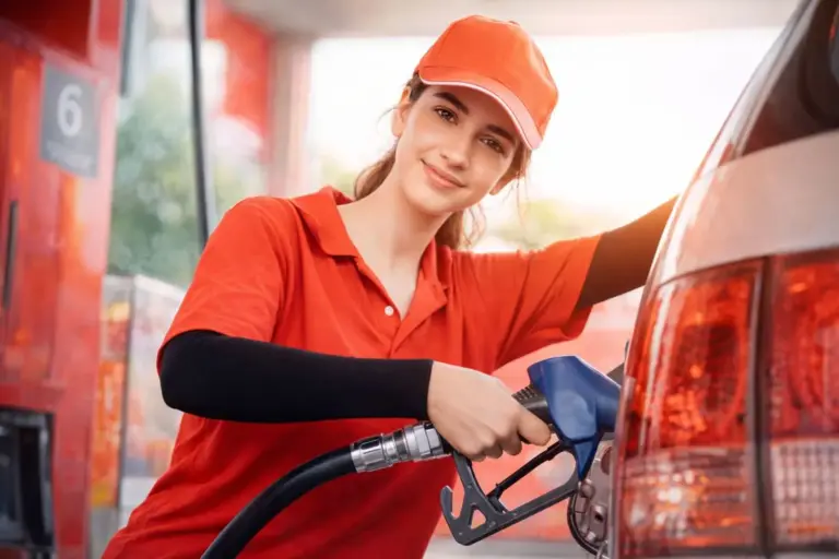 María (34), empleada de una gasolinera: «La ayuda del Gobierno es una auténtica limosna que se ha acabado antes de ir a echar carburante»