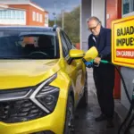 La campaña electoral del Gobierno ha comenzado con la rebaja de impuestos en los carburantes: las gasolineras tendrán que colgar este ‘cartel publicitario’
