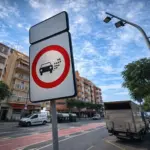 Tres años después de entrar en vigor las ZBE, más de 100 ciudades aún no las han aplicado: aquí tienes la lista definitiva