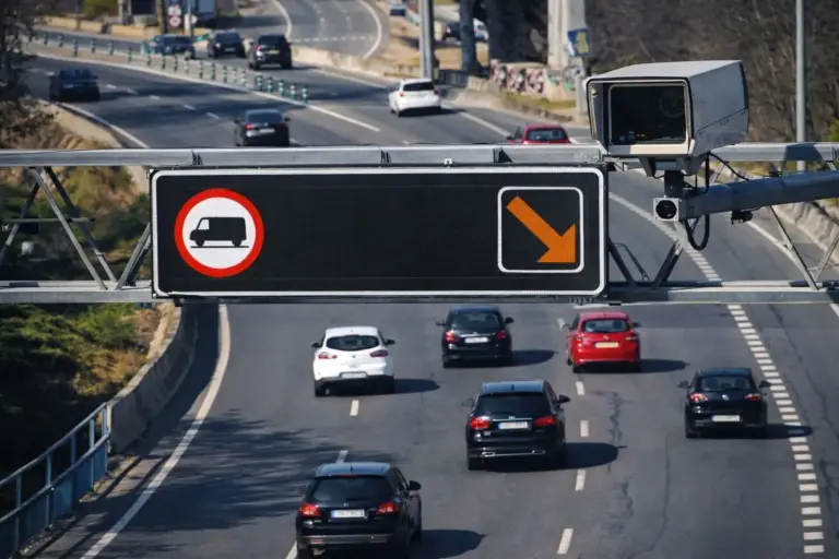 Radares de ocupación: así ‘trabajan’ los radares de la DGT que te van a multar si viajas tú solo en el coche