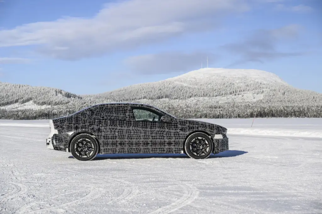 El BMW i3 Neue Klasse ultima su lanzamiento en un escenario polar 16 Motor16 El nuevo BMW i3 se somete a pruebas invernales sobre hielo y nieve 15 Motor16