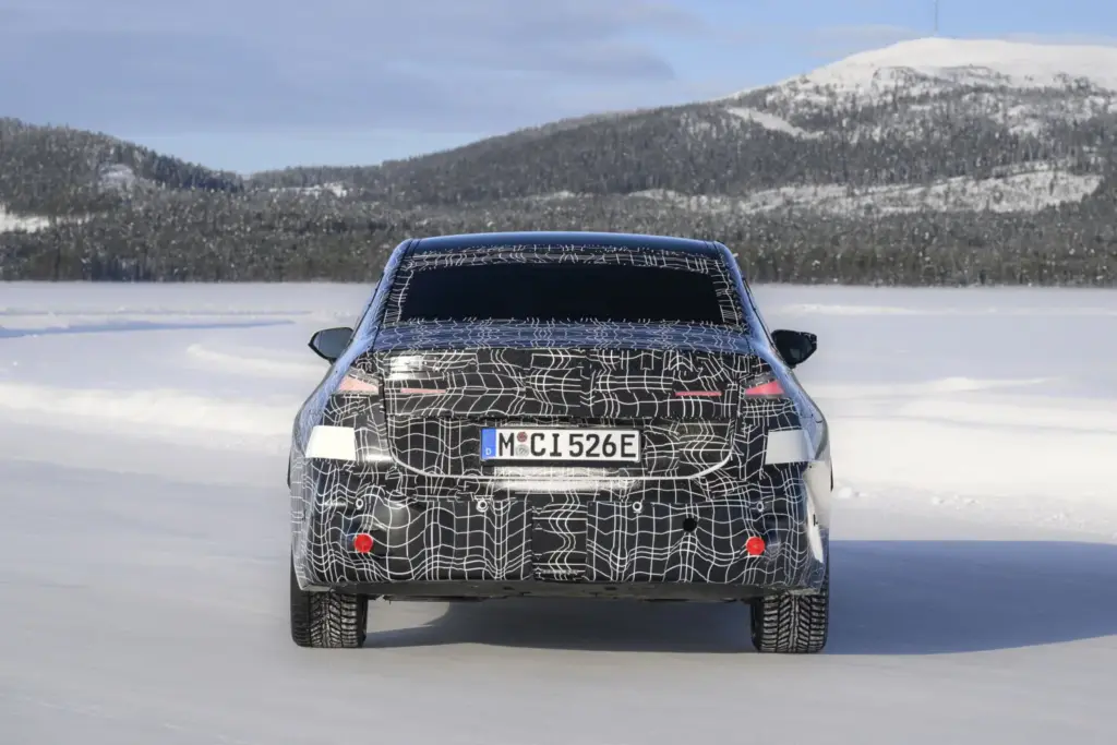 El BMW i3 Neue Klasse ultima su lanzamiento en un escenario polar 17 Motor16 El nuevo BMW i3 se somete a pruebas invernales sobre hielo y nieve 16 Motor16