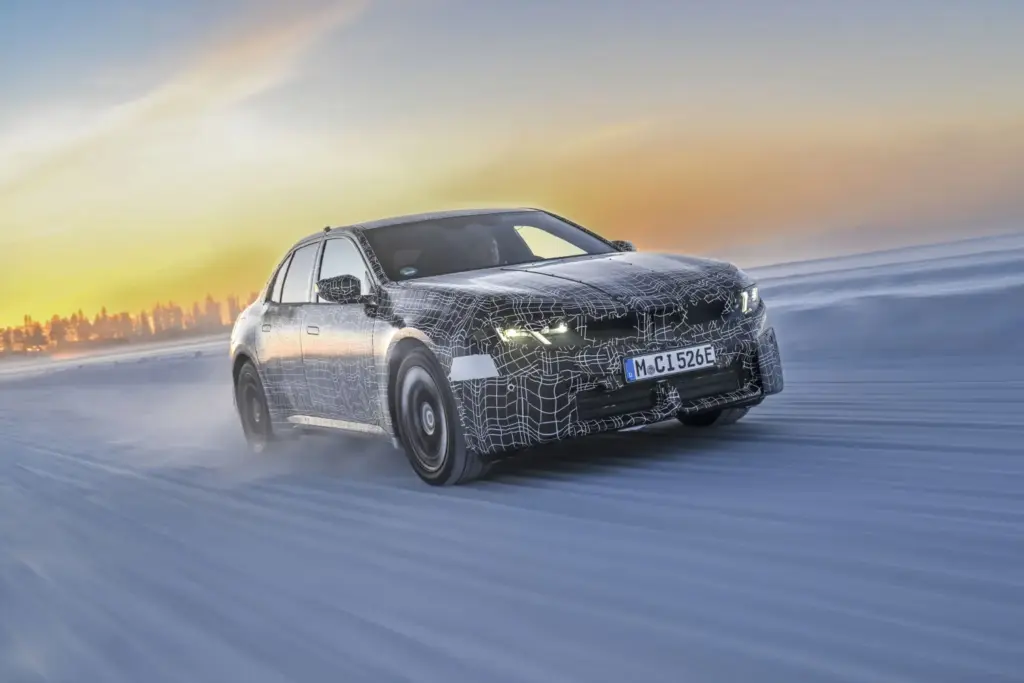 El BMW i3 Neue Klasse ultima su lanzamiento en un escenario polar 18 Motor16 El nuevo BMW i3 se somete a pruebas invernales sobre hielo y nieve 18 Motor16