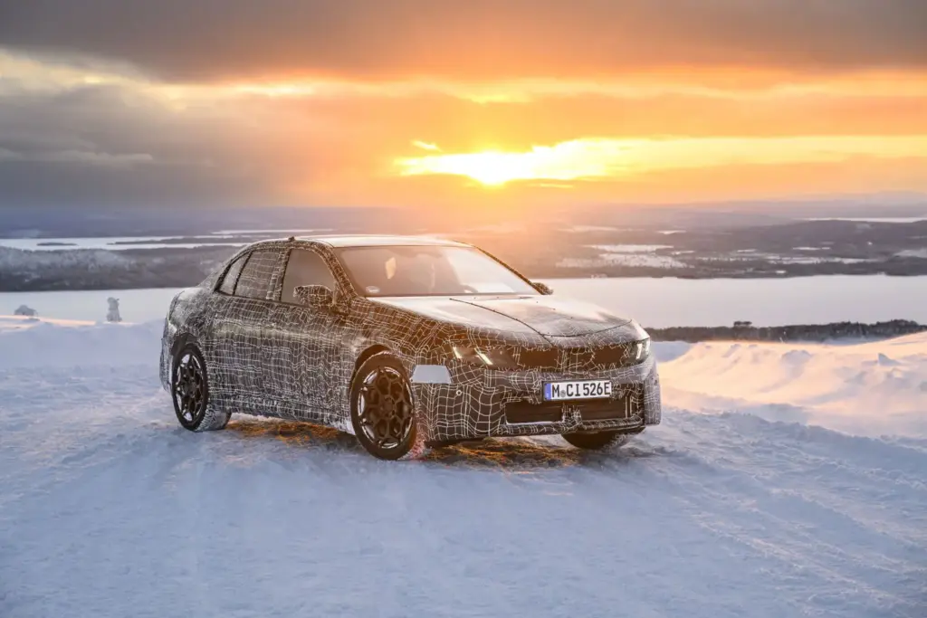 El BMW i3 Neue Klasse ultima su debut en un escenario polar 6 Motor16 El nuevo BMW i3 se somete a pruebas invernales sobre hielo y nieve 2 Motor16