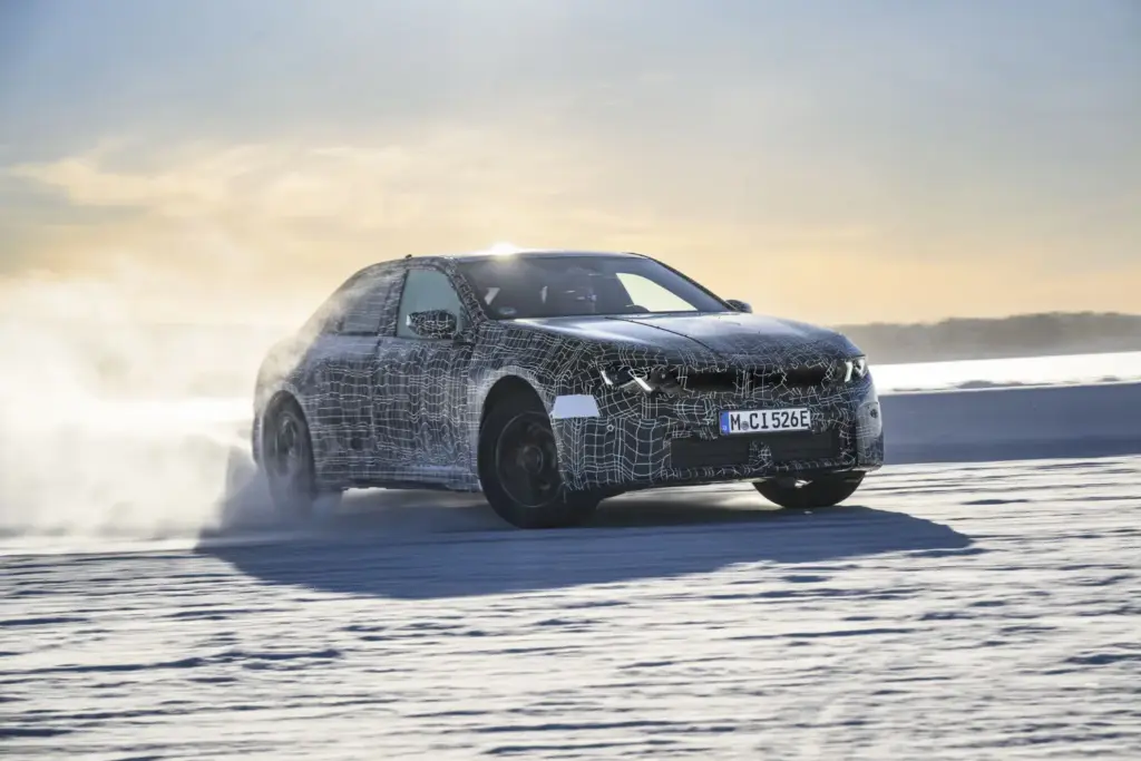 El BMW i3 Neue Klasse ultima su debut en un escenario polar 22 Motor16 El nuevo BMW i3 se somete a pruebas invernales sobre hielo y nieve 26 Motor16