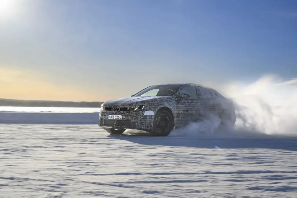 El BMW i3 Neue Klasse ultima su debut en un escenario polar 23 Motor16 El nuevo BMW i3 se somete a pruebas invernales sobre hielo y nieve 27 Motor16