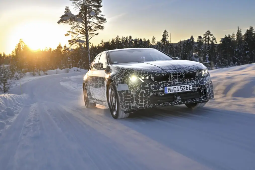 El BMW i3 Neue Klasse ultima su lanzamiento en un escenario polar 27 Motor16 El nuevo BMW i3 se somete a pruebas invernales sobre hielo y nieve 32 Motor16