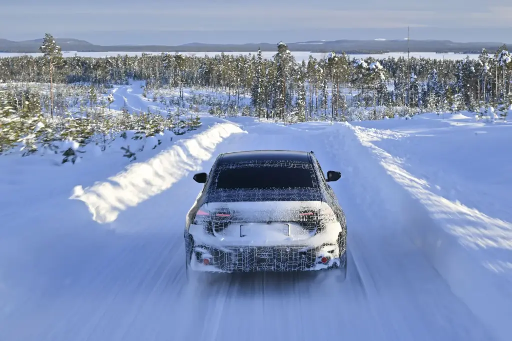 El BMW i3 Neue Klasse ultima su debut en un escenario polar 28 Motor16 El nuevo BMW i3 se somete a pruebas invernales sobre hielo y nieve 33 Motor16