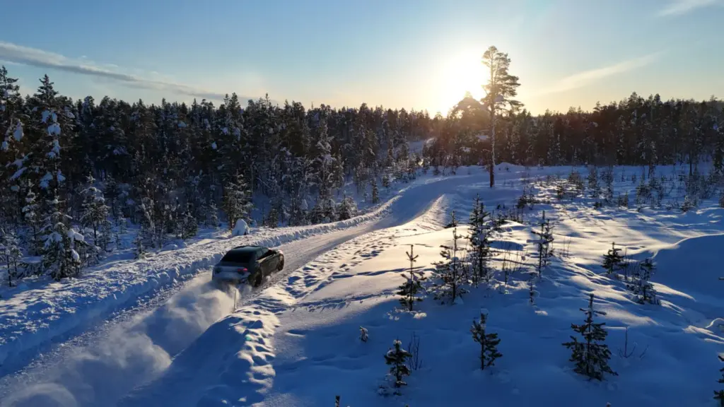 El BMW i3 Neue Klasse ultima su debut en un escenario polar 29 Motor16 El nuevo BMW i3 se somete a pruebas invernales sobre hielo y nieve 34 Motor16